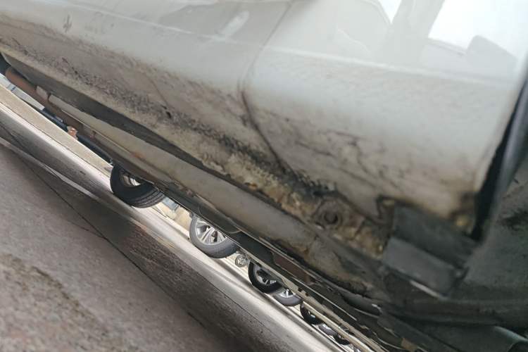 Used Hyundai Verna (older generation) 2014 1.4L Automatic Smart GLS Right Side Sill