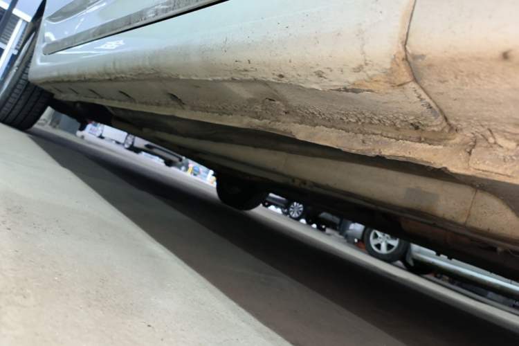 Used Hyundai Verna (older generation) 2014 1.4L Manual Smart GLS Trim Right Side Sill