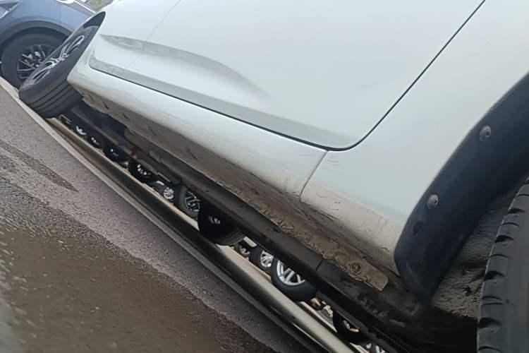 Used Hyundai Verna (older generation) 2014 1.4L Manual Smart GLS Trim Right Side Sill