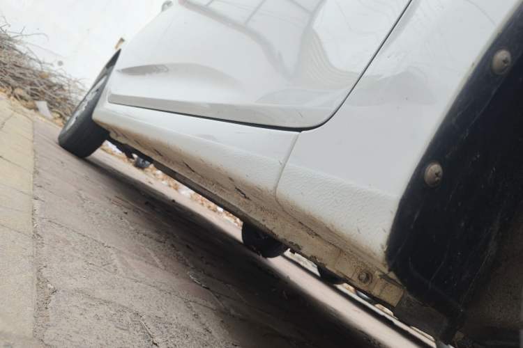 Used Hyundai Verna (older generation) 2014 1.4L Manual Smart GLS Trim Right Side Sill