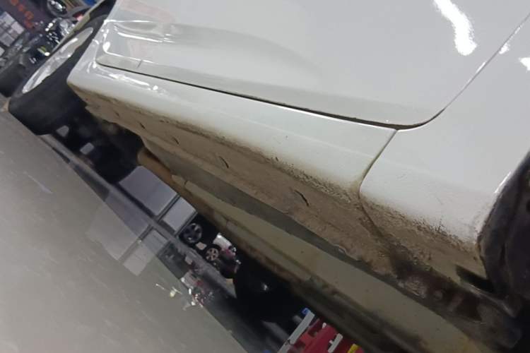 Used Hyundai Verna (older generation) 2014 1.4L Manual Smart GLS Trim Right Side Sill
