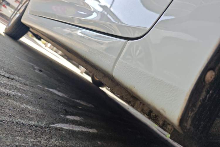 Used Hyundai Verna (older generation) 2014 1.4L Automatic Smart GLS Right Side Sill