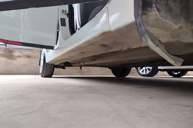 Used Hyundai Verna (older generation) 2014 1.4L Manual Smart GLS Trim Right Side Sill