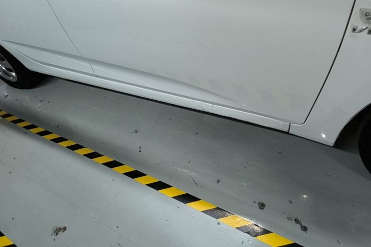 Used Hyundai Verna (older generation) 2014 1.4L Manual Smart GLS Trim Right Side Sill