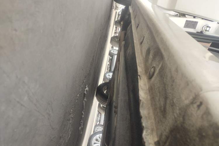 Used Hyundai Verna (older generation) 2014 1.4L Automatic Smart GLS Right Side Sill