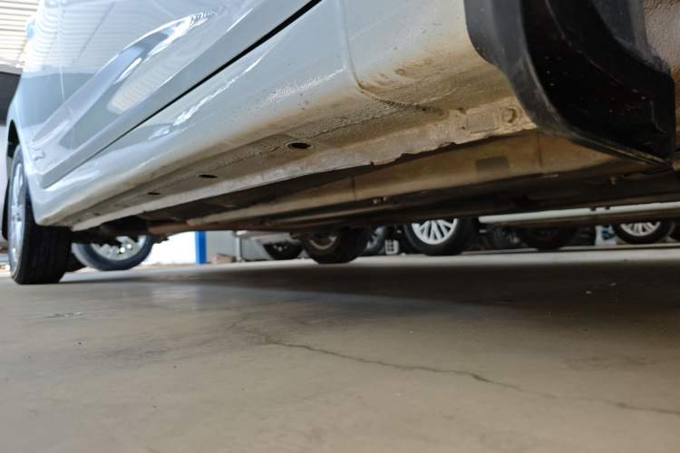 Used Hyundai Verna (older generation) 2014 1.4L Manual Smart GLS Trim Right Side Sill