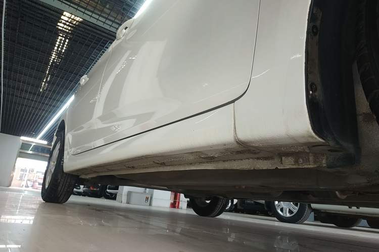 Used Hyundai Verna (older generation) 2014 1.4L Manual Smart GLS Trim Right Side Sill