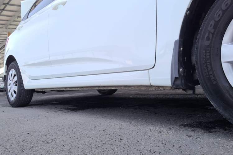 Used Hyundai Verna (older generation) 2014 1.4L Manual Smart GLS Trim Right Side Sill