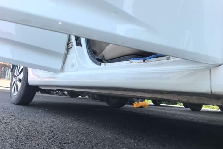 Used Hyundai Verna (older generation) 2014 1.4L Manual Smart GLS Trim Right Side Sill