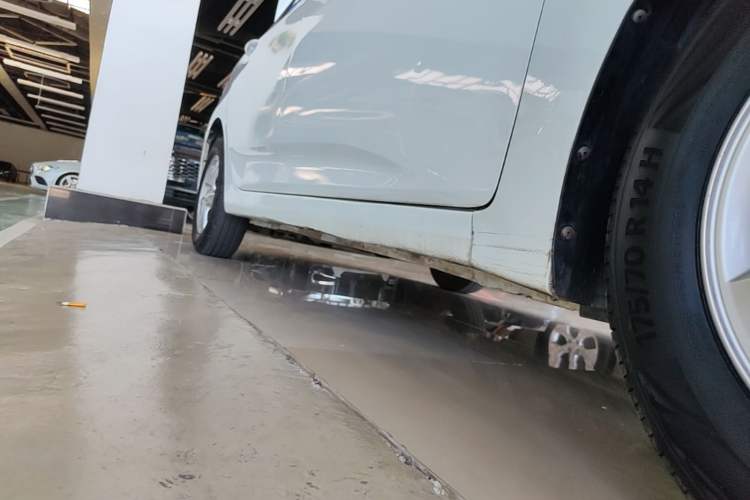 Used Hyundai Verna (older generation) 2014 1.4L Automatic Smart GLS Right Side Sill