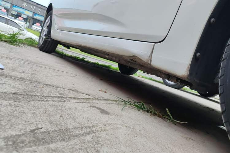 Used Hyundai Verna (older generation) 2014 1.4L Manual Smart GLS Trim Right Side Sill