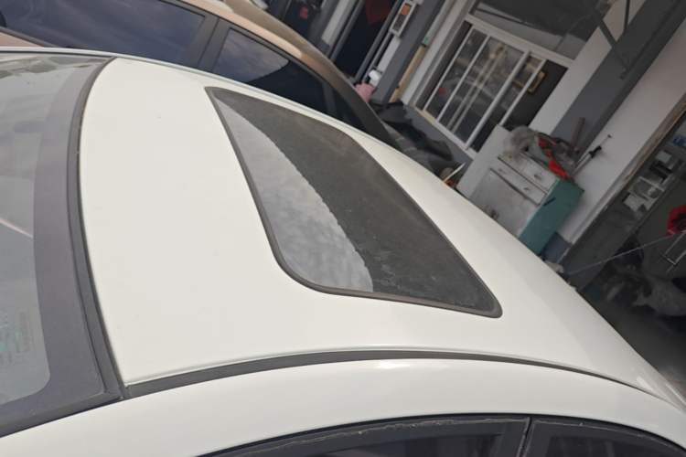Used Hyundai Verna (older generation) 2014 1.4L Manual Smart GLS Trim Roof