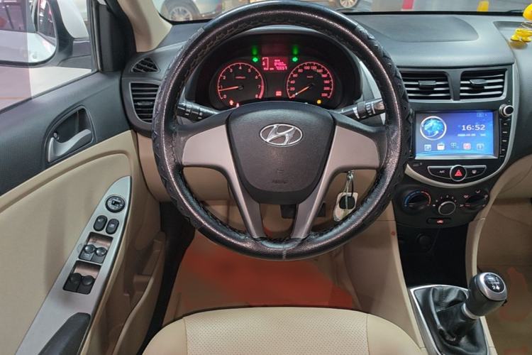 Used Hyundai Verna (older generation) 2014 1.4L Manual Smart GLS Trim Steering Wheel