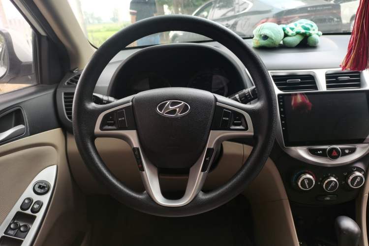 Used Hyundai Verna (older generation) 2014 1.4L Automatic Leading-Edge GLX Steering Wheel