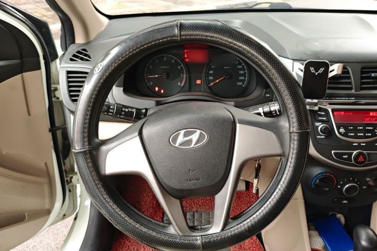 Used Hyundai Verna (older generation) 2014 1.4L Automatic Smart GLS Steering Wheel