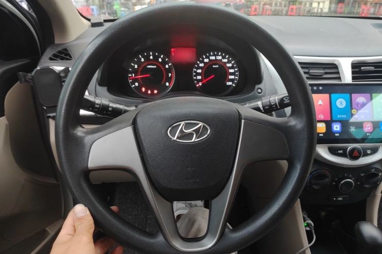 Used Hyundai Verna (older generation) 2014 1.4L Automatic Leading-Edge GLX Steering Wheel