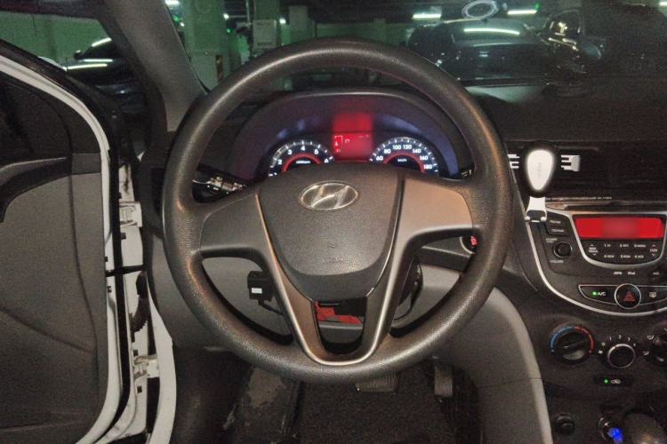 Used Hyundai Verna (older generation) 2014 1.4L Automatic Leading-Edge GLX Steering Wheel