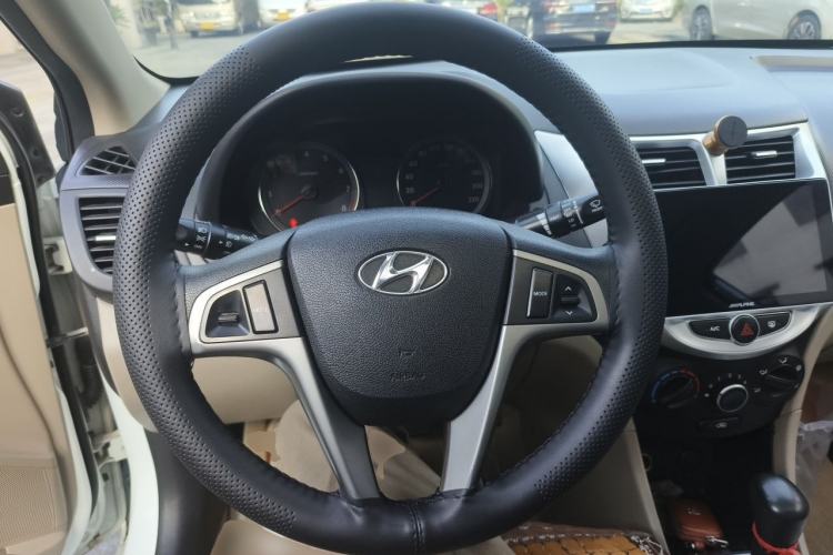 Used Hyundai Verna (older generation) 2014 1.6L Automatic Leading-Edge GLX Steering Wheel