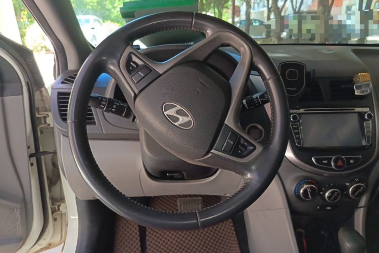 Used Hyundai Verna (older generation) 2014 1.4L Automatic Leading-Edge GLX Steering Wheel