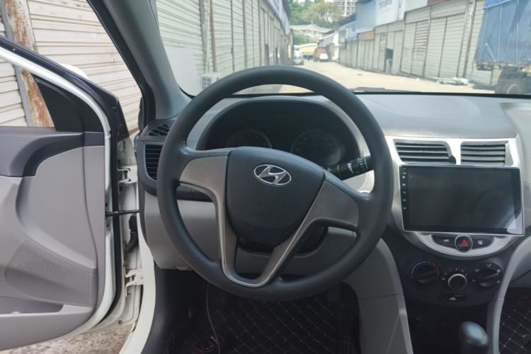 Used Hyundai Verna (older generation) 2014 1.4L Automatic Leading-Edge GLX Steering Wheel