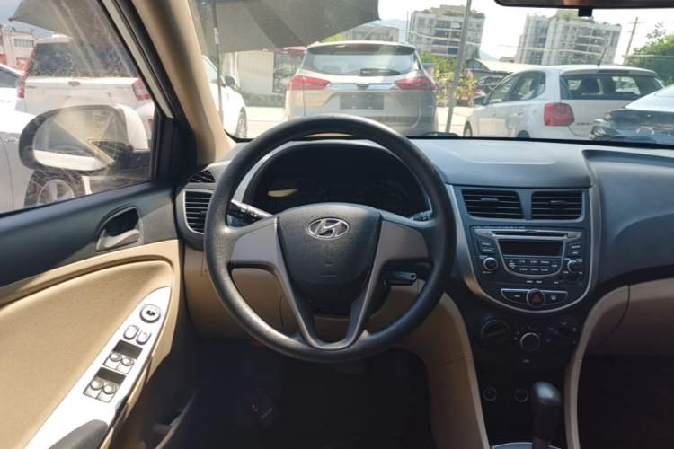Used Hyundai Verna (older generation) 2014 1.4L Automatic Smart GLS Steering Wheel