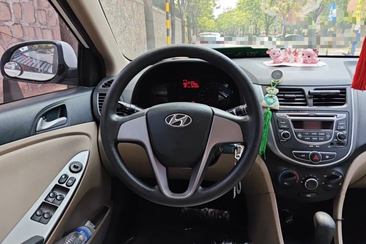 Used Hyundai Verna (older generation) 2014 1.4L Automatic Smart GLS Steering Wheel