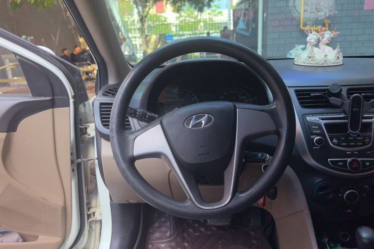 Used Hyundai Verna (older generation) 2014 1.4L Automatic Smart GLS Steering Wheel