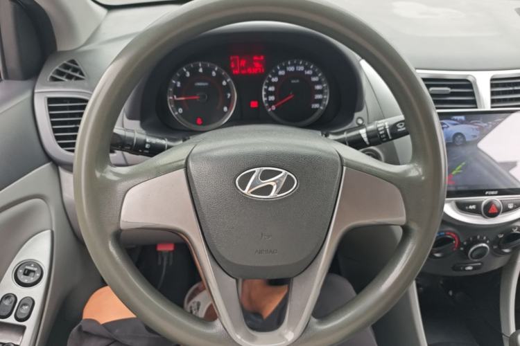 Used Hyundai Verna (older generation) 2014 1.4L Automatic Leading-Edge GLX Steering Wheel