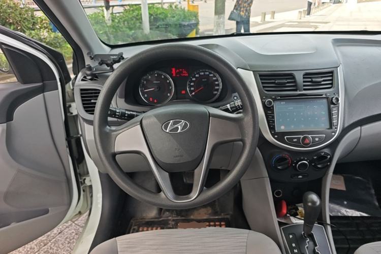 Used Hyundai Verna (older generation) 2014 1.4L Automatic Leading-Edge GLX Steering Wheel