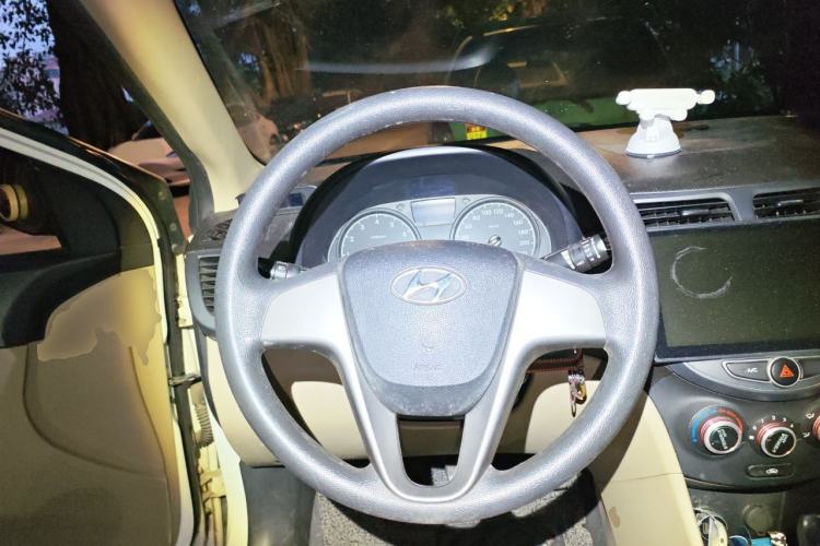 Used Hyundai Verna (older generation) 2014 1.4L Automatic Smart GLS Steering Wheel