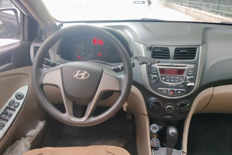 Used Hyundai Verna (older generation) 2014 1.4L Automatic Smart GLS Steering Wheel