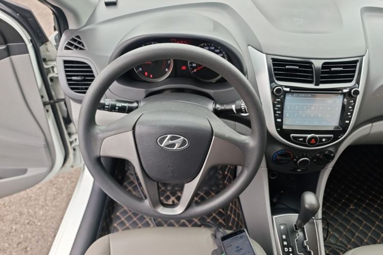 Used Hyundai Verna (older generation) 2014 1.4L Automatic Leading-Edge GLX Steering Wheel