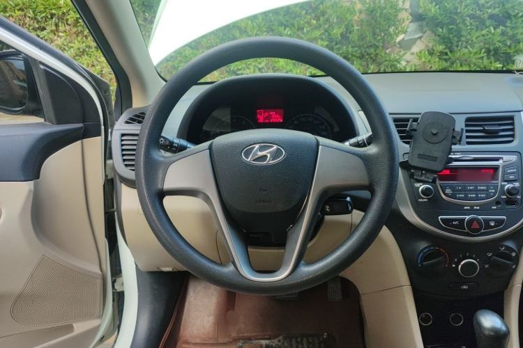 Used Hyundai Verna (older generation) 2014 1.4L Automatic Smart GLS Steering Wheel