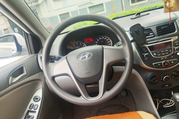 Used Hyundai Verna (older generation) 2014 1.4L Automatic Leading-Edge GLX Steering Wheel