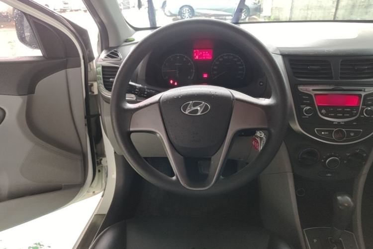 Used Hyundai Verna (older generation) 2014 1.4L Automatic Smart GLS Steering Wheel