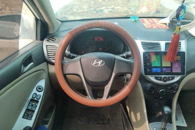 Used Hyundai Verna (older generation) 2014 1.4L Automatic Smart GLS Steering Wheel