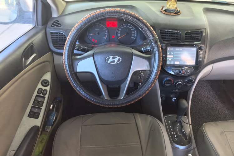 Used Hyundai Verna (older generation) 2014 1.4L Automatic Leading-Edge GLX Steering Wheel