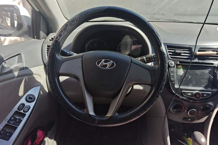 Used Hyundai Verna (older generation) 2014 1.4L Automatic Leading-Edge GLX Steering Wheel