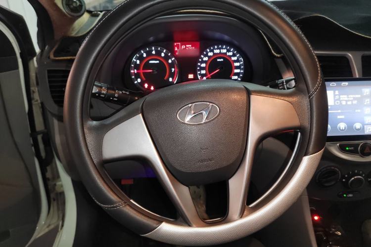 Used Hyundai Verna (older generation) 2014 1.4L Automatic Leading-Edge GLX Steering Wheel