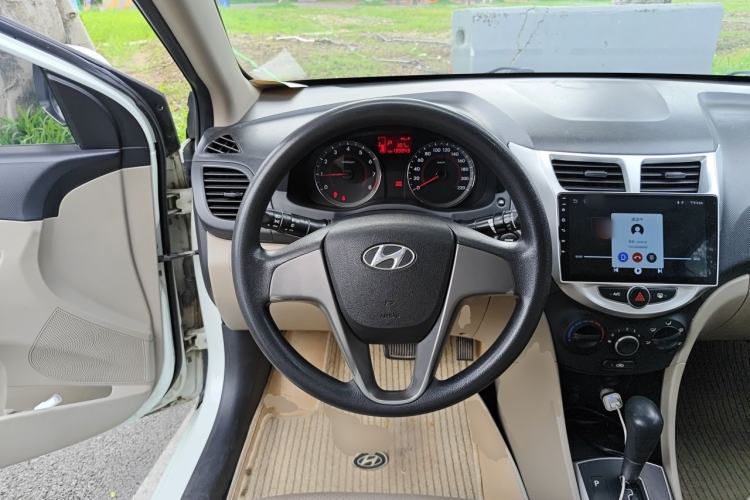 Used Hyundai Verna (older generation) 2014 1.4L Automatic Leading-Edge GLX Steering Wheel