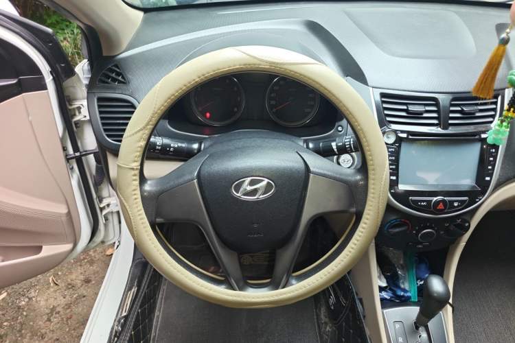 Used Hyundai Verna (older generation) 2014 1.4L Automatic Leading-Edge GLX Steering Wheel