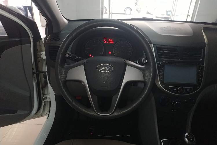 Used Hyundai Verna (older generation) 2014 1.4L Manual Smart GLS Trim Steering Wheel