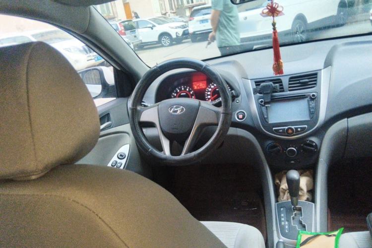 Used Hyundai Verna (older generation) 2014 1.4L Automatic Leading-Edge GLX Steering Wheel