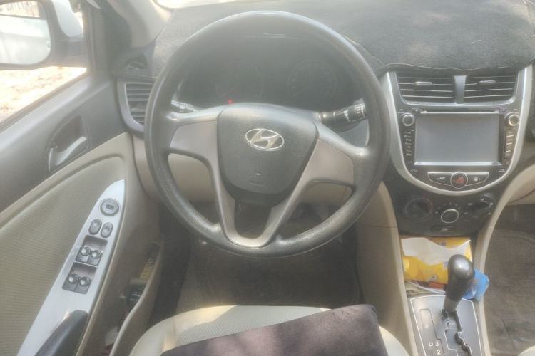 Used Hyundai Verna (older generation) 2014 1.4L Automatic Leading-Edge GLX Steering Wheel