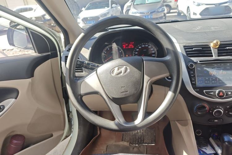 Used Hyundai Verna (older generation) 2014 1.4L Automatic Leading-Edge GLX Steering Wheel