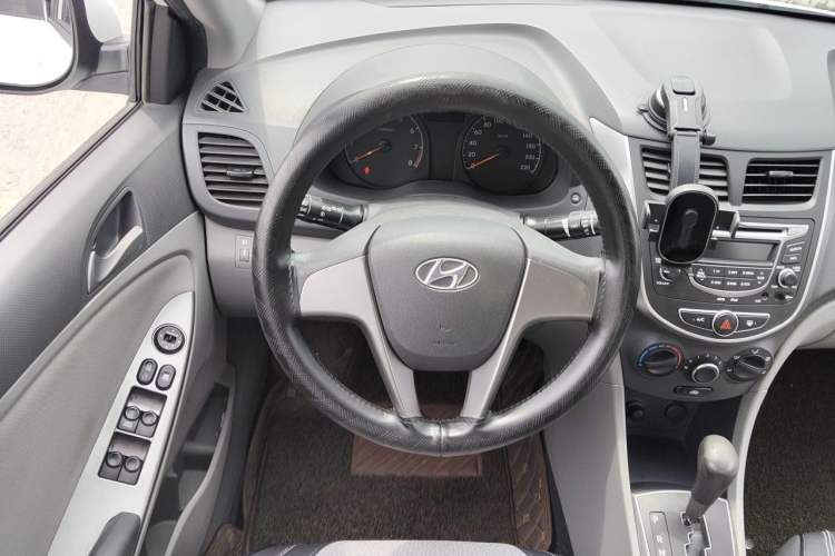 Used Hyundai Verna (older generation) 2014 1.4L Automatic Smart GLS Steering Wheel