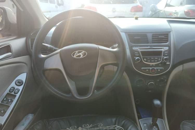 Used Hyundai Verna (older generation) 2014 1.4L Automatic Smart GLS Steering Wheel