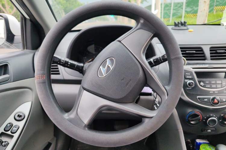 Used Hyundai Verna (older generation) 2014 1.4L Automatic Smart GLS Steering Wheel