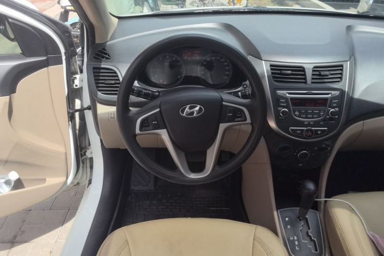 Used Hyundai Verna (older generation) 2014 1.4L Automatic Leading-Edge GLX Steering Wheel