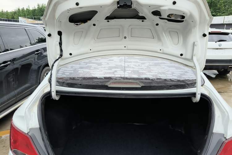 Used Hyundai Verna (older generation) 2014 1.4L Automatic Smart GLS Trunk